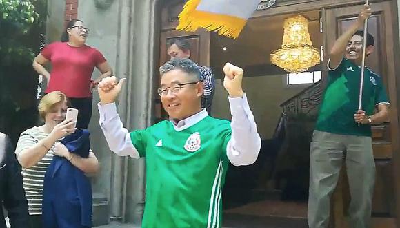 Hinchas mexicanos celebran con embajador de Corea del Sur eliminación de Alemania del mundial