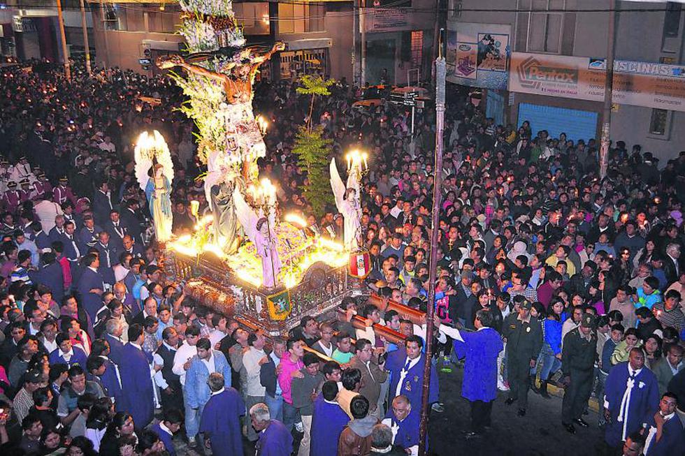 Miles de fieles caminan a los pies del Señor de Luren