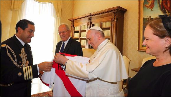 Papa Francisco recibió la blanquirroja en encuentro con PPK y ahora todos esperan un milagro (VIDEO)