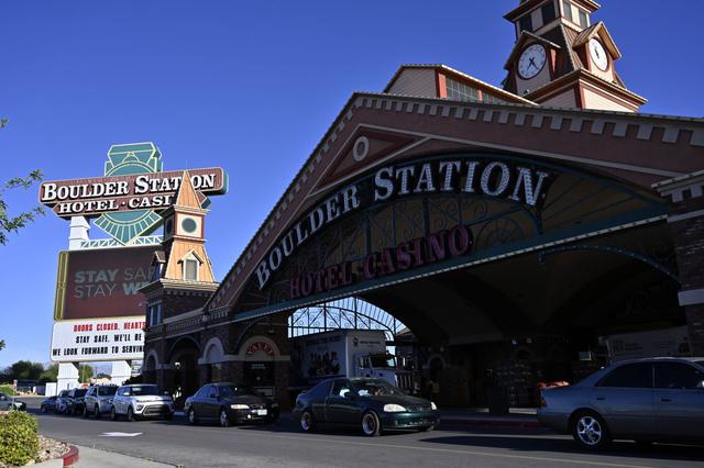 Los vehículos se alinean en el estacionamiento alrededor del Boulder Station Hotel & Casino mientras esperan para ingresar a un sitio de distribución de alimentos de emergencia de Three Square Food Bank en respuesta al aumento de la demanda en medio de la pandemia del coronavirus en Las Vegas, Nevada. (Foto: AFP/David Becker)