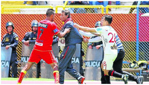 Esto que hizo Roberto Chale durante partido en Huancayo le valió la expulsión (VIDEO)