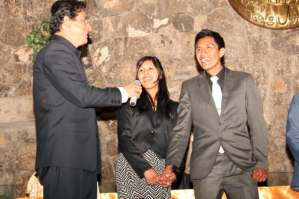 Pareja más joven en matrimonio comunitario