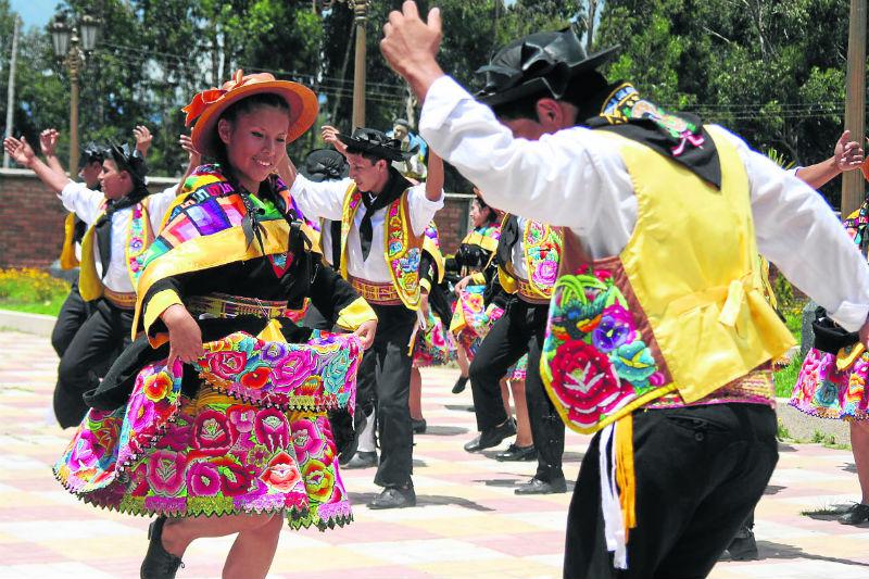 La fuerza del Huaylarsh Wanka inicia en Viques
