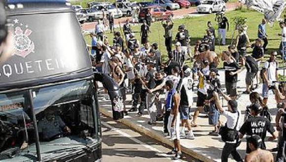 Apedrean bus del Timão