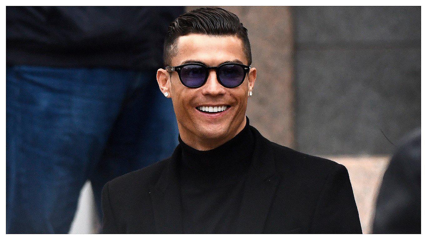 ​Hincha se enfadó con Cristiano Ronaldo porque le estropeó un cuadro con su firma (VIDEO)