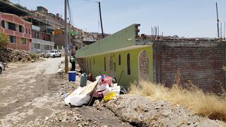 Al menos 15 viviendas y un colegio afectados por rotura de tubería en Arequipa