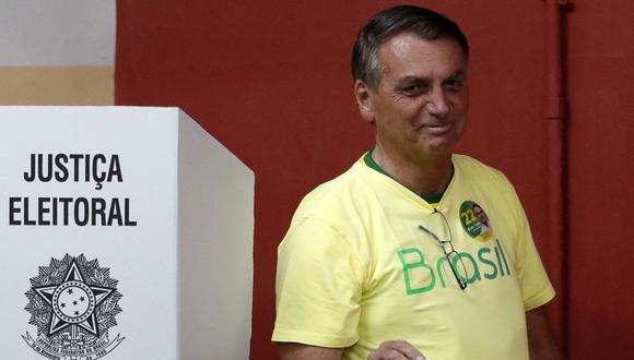 El presidente brasileño y candidato a la reelección, Jair Bolsonaro, vota en un colegio electoral en Río de Janeiro, Brasil, el 30 de octubre de 2022, durante la segunda vuelta de las elecciones presidenciales. (Foto por BRUNA PRADO / PISCINA / AFP)