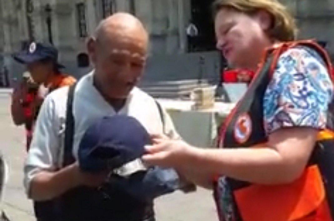 Así agradeció la esposa de PPK a anciano que llevó ayuda para damnificados [VIDEO]