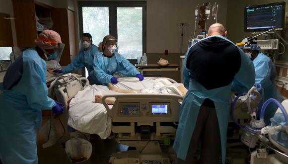 Las enfermeras atienden a un paciente con coronavirus COVID-19 en la unidad de cuidados intensivos (I.C.U.) en el Centro Médico Regional el 21 de mayo de 2020 en San José, California. (AFP/JUSTIN SULLIVAN).