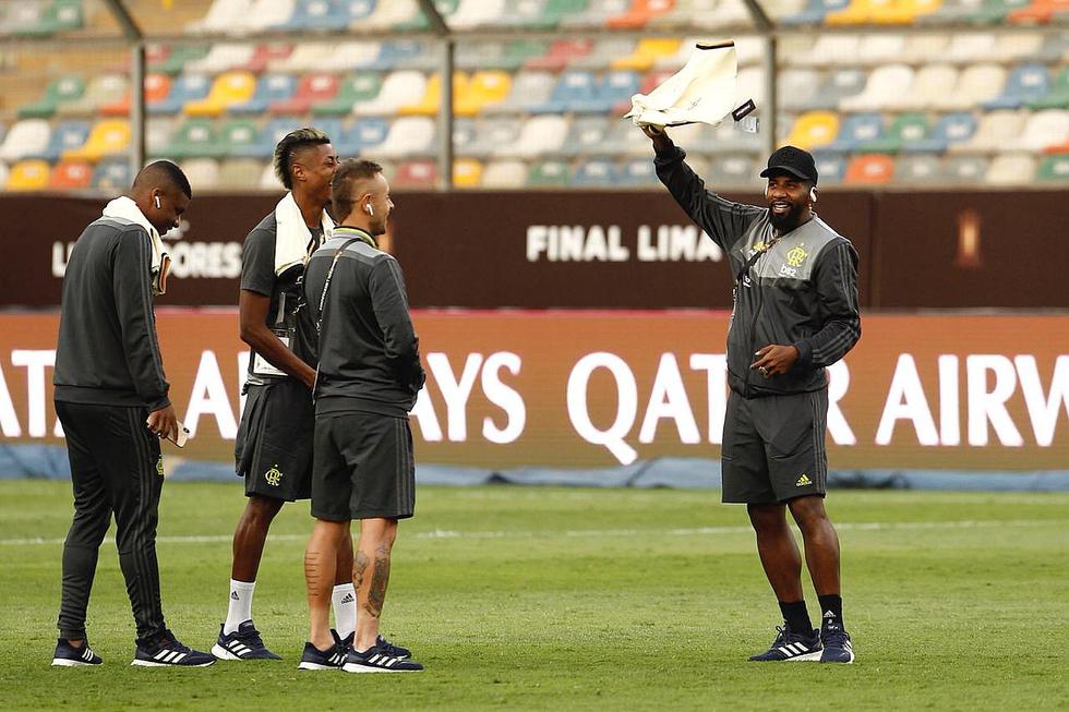 Postales para el recuerdo: obsequian camisetas de la 'U' a jugadores de Flamengo y River Plate