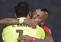 El emotivo festejo de Vidal con Bravo tras victoria sobre Paraguay (VIDEO)