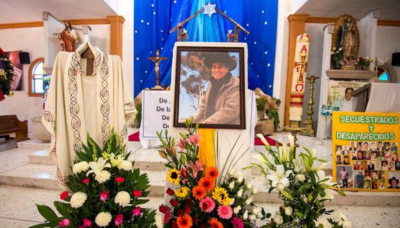Feligreses dedican hoy un altar a la memoria del padre Pedro Pantoja, en la iglesia de La Santa Cruz en Saltillo, en el estado de Coahuila. EFE/Miguel Sierra