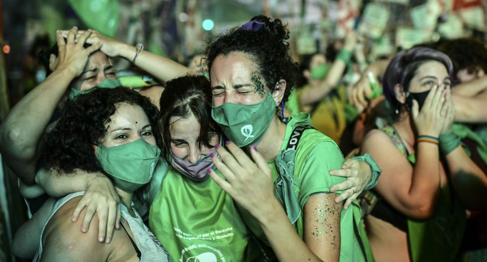 El voto en la madrugada fue acompañado por miles de militantes feministas, que saltaron y lloraron de emoción. Además de las que estaban en la plaza, muchas otras salieron a sus balcones a festejar. (Foto: AFP).