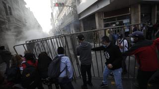 Manifestantes se enfrentan a policías y son dispersados con gases lacrimógenos (VIDEO y FOTOS)