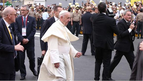 ​Papa Francisco rompió protocolo y se acercó a saludar a fieles (VIDEO)