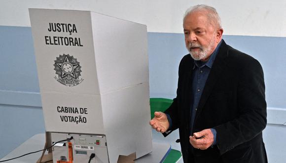 El expresidente brasileño (2003-2010) y candidato del izquierdista Partido de los Trabajadores (PT) Luiz Inácio Lula da Silva hace gestos en un colegio electoral antes de votar durante las elecciones legislativas y presidenciales, en Sao Paulo, Brasil, el 2 de octubre de 2022. ( Foto de NELSON ALMEIDA / AFP)