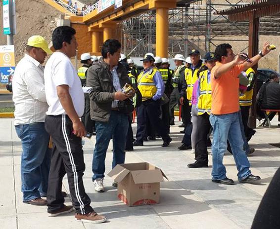 Regalan golosinas a cambio de firmas para inscribir candidatura edil de Ricardo Belmont