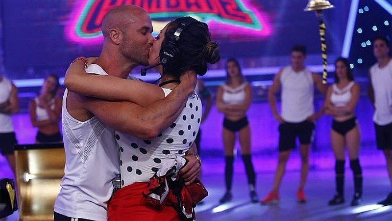 Bruno Agostini y Cathy Sáenz se besan apasionadamente en la despedida de 'Combate'