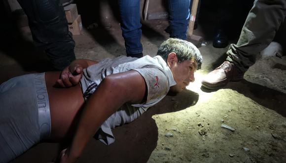 Momentos en que se detiene a Edwin Jaime Barrientos Soto 'Chacal', presunto cabecilla de la organización criminal. (Foto: PNP)