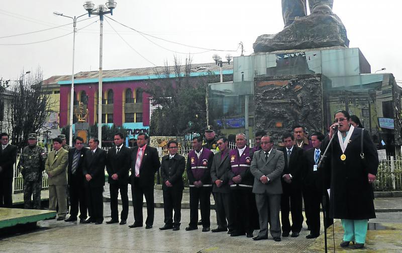 Izamiento dominical se inician sin autoridades