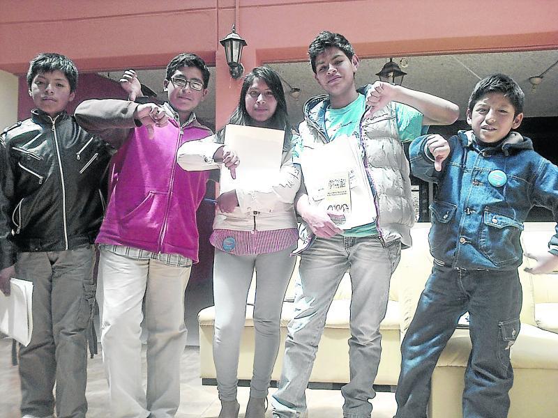 En su día, niños le "bajan el dedo" a las autoridades