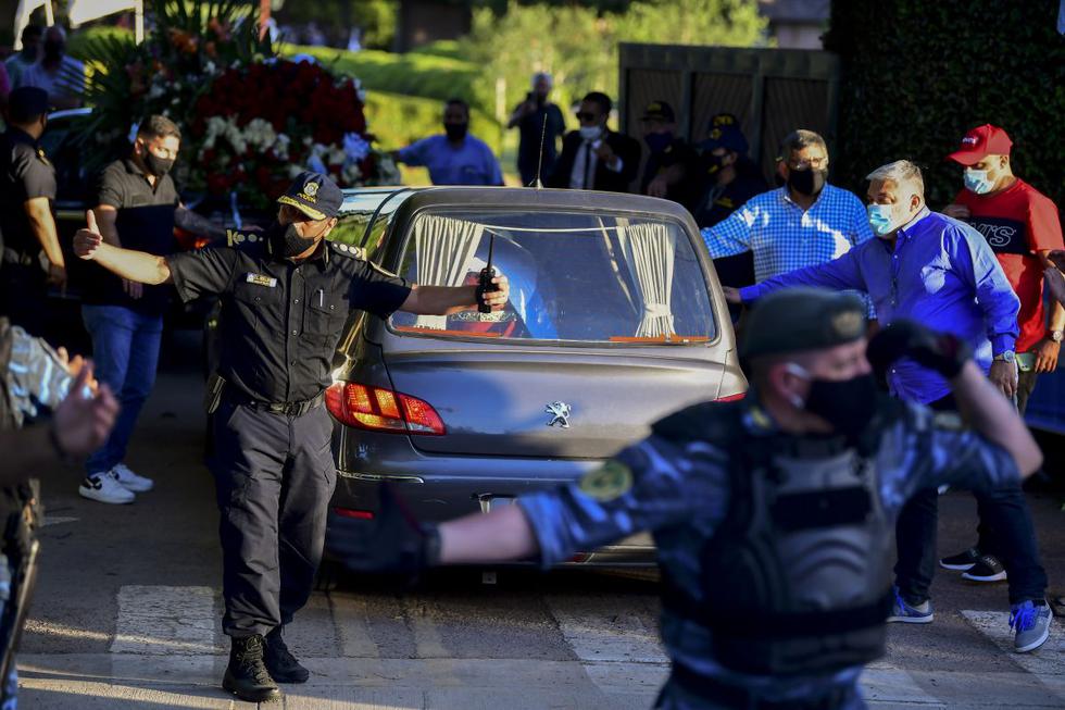 El velorio de Maradona se suspendió en medio de incidentes con miles de fanáticos pugnando por ingresar al palacio de gobierno. (Fuente: AFP)