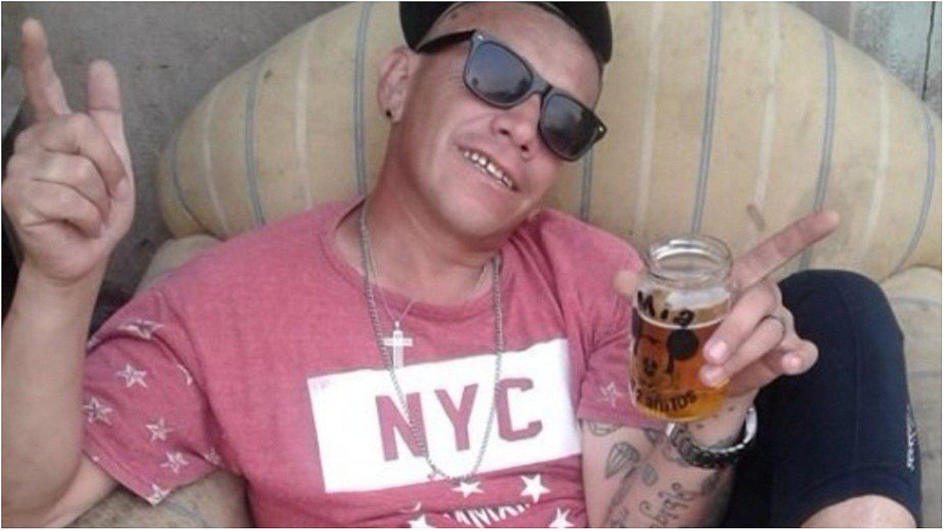 Delincuente se burla de la policía en Facebook después de escapar de comisaría (FOTO)