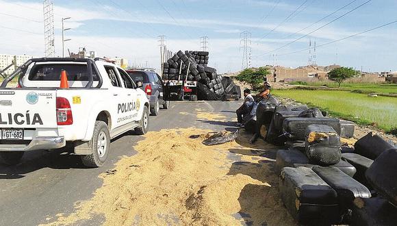 Lambayeque: Tráiler se vuelca con 20 toneladas de pajilla en el cruce a San José