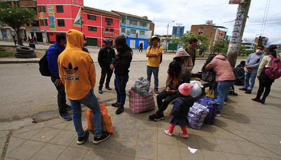 Huancayo: Cientos  de viajeros quedan varados en terminales terrestres
