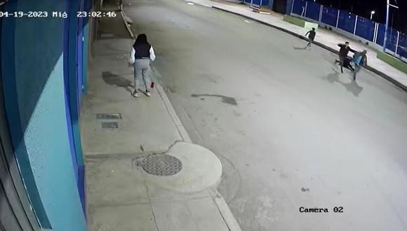 Jóvenes atacaron a un viajero. Foto/Captura de video.