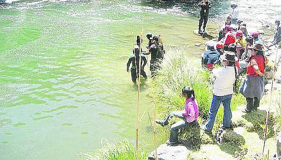 Hallan cadáver de varón flotando  en el río Pampas