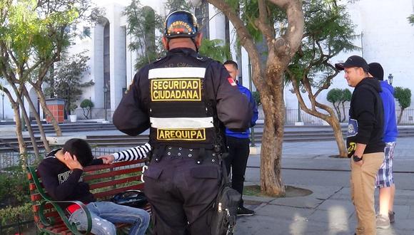 Venezolanos ebrios fueron retirados de la plaza España