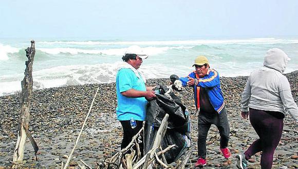 Pescadores retiran dos toneladas de basura de la playa Santa Ana