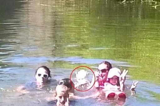 Facebook: Fantasma se baña con una familia