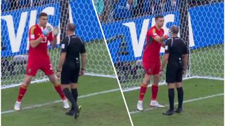 ‘Dibu’ Martínez acarició al árbitro antes de atajar penales: escupió sus guantes previamente (VIDEO)
