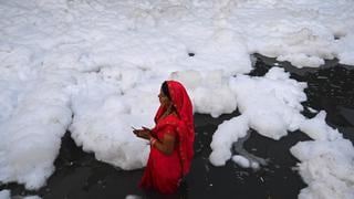 India: capa de espuma tóxica cubre río sagrado Yamuna durante celebración religiosa (GALERÍA)