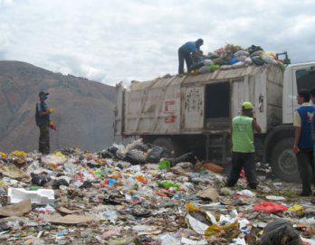 50 personas viven reciclando basura