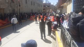 Sector salud y educación realizan protesta en puerta del Gobierno Regional de Huancavelica