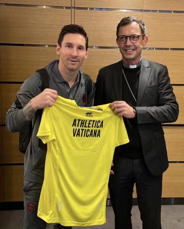 Lionel Messi recibe la camiseta autografiada por el Papa Francisco. (Foto: Instagram de Emmanuel Gobilliard)