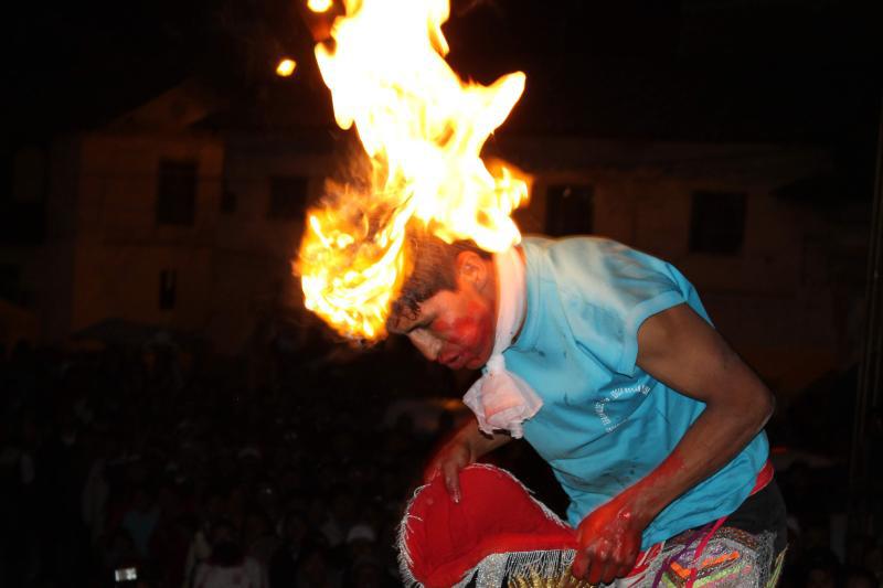 Danzantes de tijeras celebran navidad  con pruebas de fuego