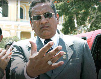 Gobernador saca el látigo