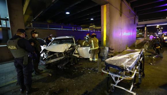 El conductor de un vehículo quedó herido tras chocar su unidad contra una columna del puente México de la Vía Expresa, en La Victoria. El accidente de tránsito ocurrió esta madrugada.