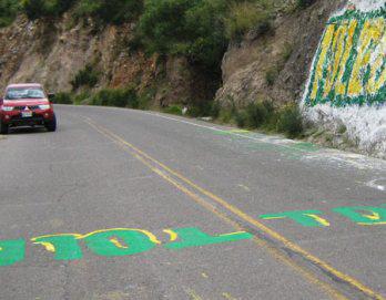 Con pintas distorsionan  las señales de tránsito