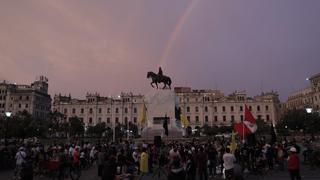 Manifestantes participan en plantón contra la cuarentena en la Plaza San Martín (FOTOS)