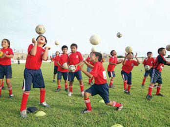 Niños celebraron aniversario de escuelas de fútbol, música y danza
