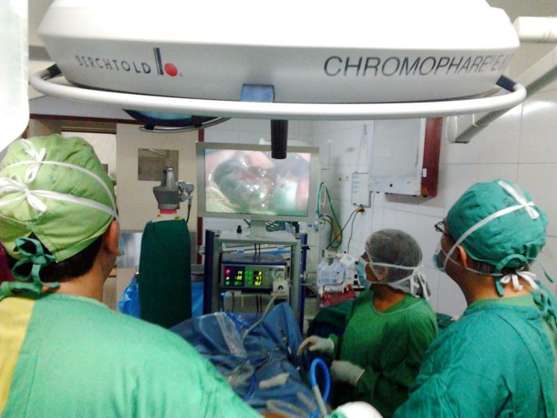 Médicos salvan la vida de bebé con intestino de 24 cm.