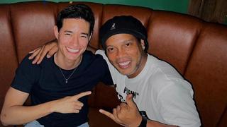 Ronaldinho y músico peruano Tony Succar se lucen juntos en una fotografía