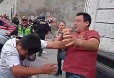 Congresista Edwin Martínez se pelea en la calle con manifestante: Acabó con el polo roto y sonriendo (VIDEO)