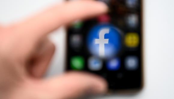 Una fotografía muestra el logotipo de Facebook en la pantalla de un teléfono inteligente. (Foto: Kirill KUDRYAVTSEV / AFP)