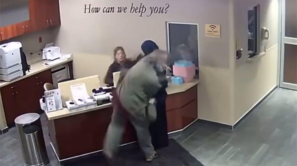 YouTube: Sujeto agrede a joven musulmana en hospital de Estados Unidos (VIDEO)
